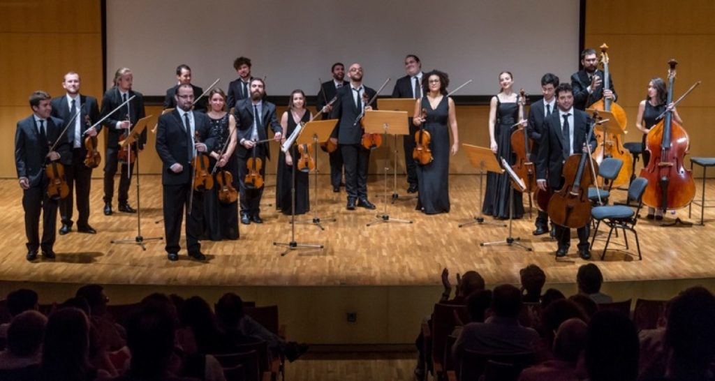 Orquesta de cámara saludando al público tras un concierto en Murcia